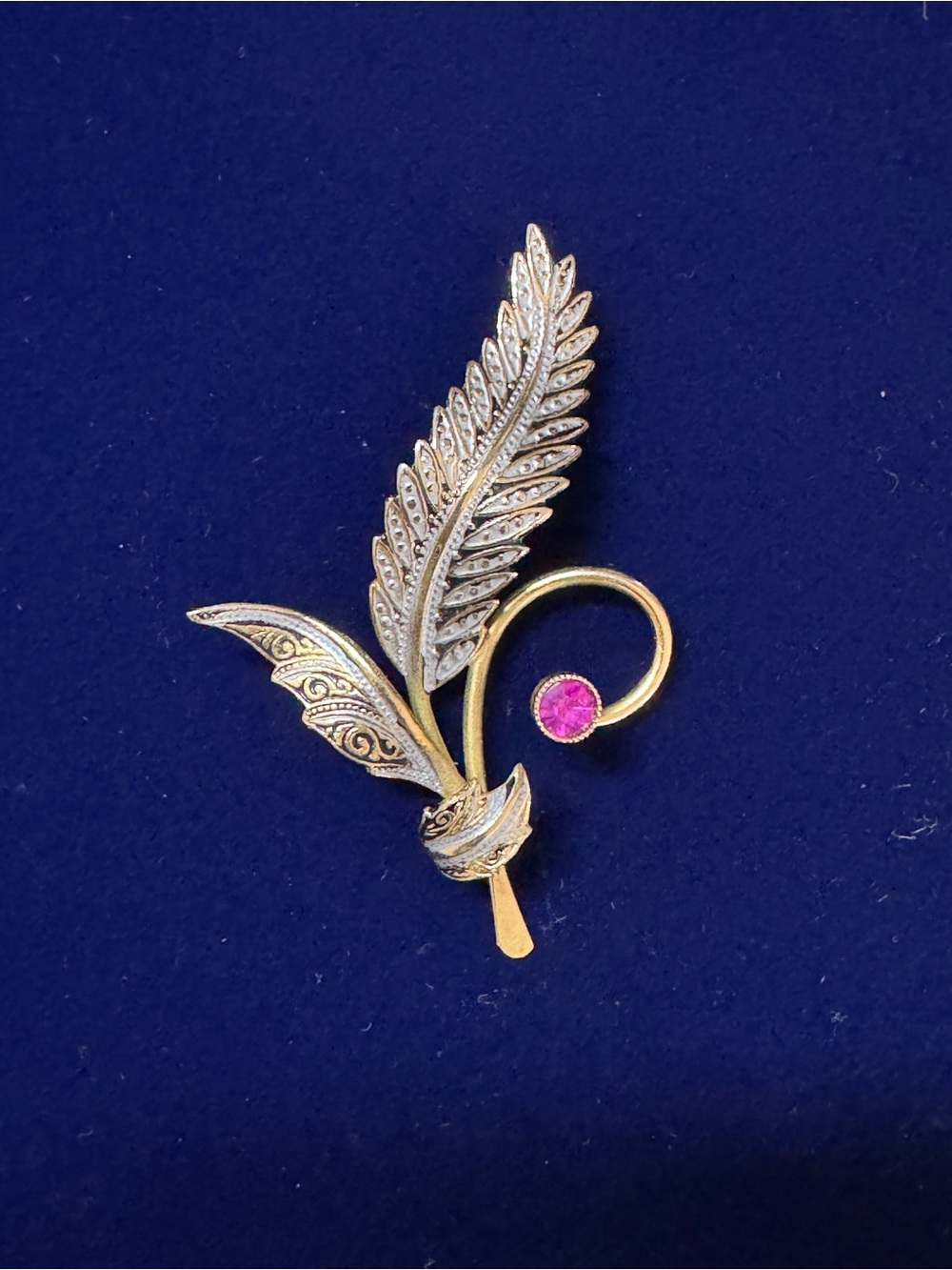 Damascene
Vintage Gold Tone Feather Brooch with Pink Stone - Picture 4 of 4